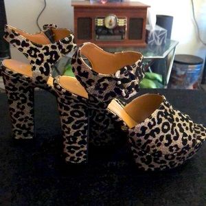 NWT Jessica Simpson, Size 9, Black and Gold Leopard Print Platform Heels. No Box